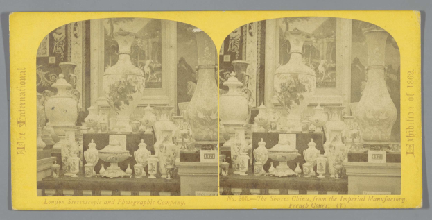 Schwarzes und weißes Foto eines Raums, der zahlreiche Vasen und dekorative Gegenstände aus der Imperial Factory in London zeigt, die in einer Collage mit Text am Boden angeordnet sind.