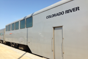 Ein Zug mit Text darauf.