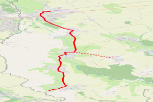 Rote Linie auf einer Stadtkarte, die eine Radfahrstrecke mit Straßen, Sehenswürdigkeiten und Punkten von Interesse anzeigt.