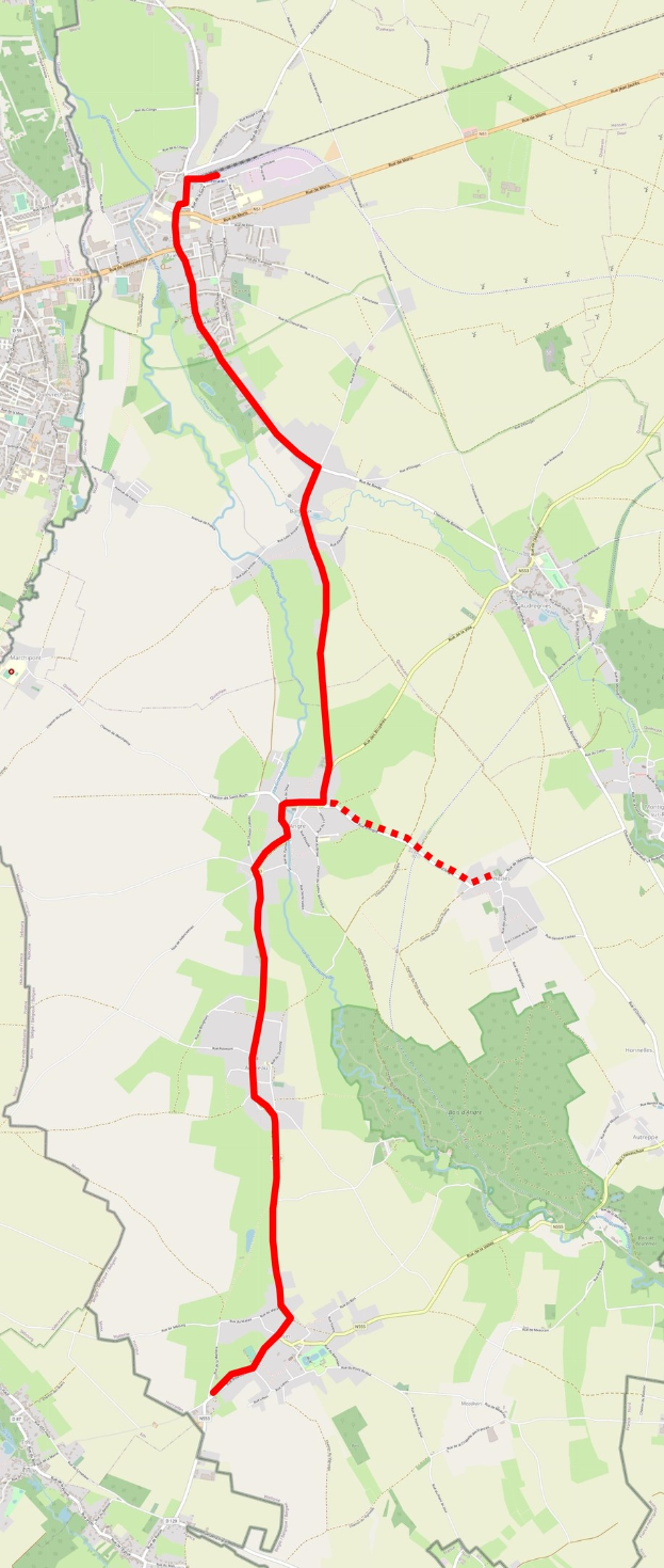 Rote Linie auf einer Stadtkarte, die eine Radfahrstrecke mit Straßen, Sehenswürdigkeiten und Punkten von Interesse anzeigt.