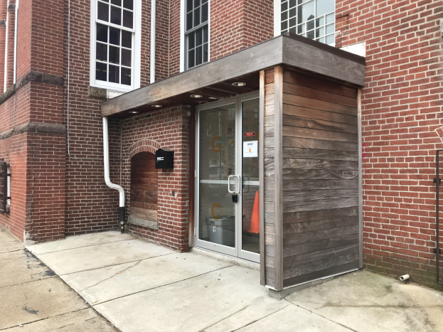 Ziegelgebäude mit einer Glastür und Fenstern, Rohren und einem Schild, das eine Renovierung der Chicagoer Feuerwache anzeigt.