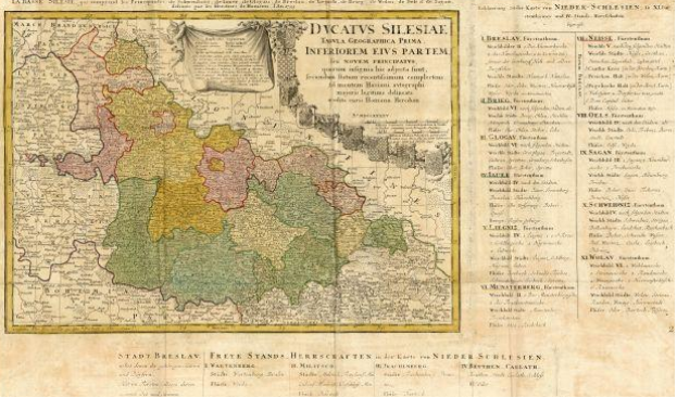 Eine alte Deutschlandkarte mit den Provinzen des Königreichs Sachsen und Sachsen in verschiedenen Farben hervorgehoben, begleitet von beschreibendem Text.