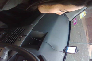 Eine Frau sitzt im Fahrersitz eines Autos.