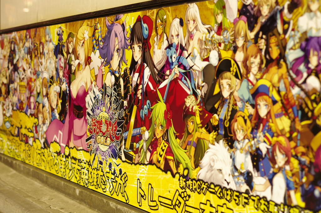 Eine Wand mit Kunstwerken von Cartoon-Figuren und daneben geschriebenem Text.