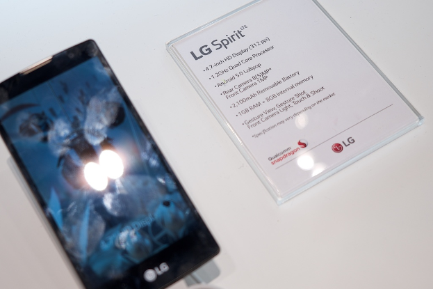 Ein Smartphone mit auf der rechten Seite aufgeführten Spezifikationen, das auf einer weißen Oberfläche liegt.