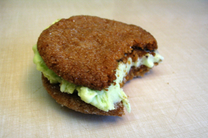 Ein Burger auf einer weißen Oberfläche.