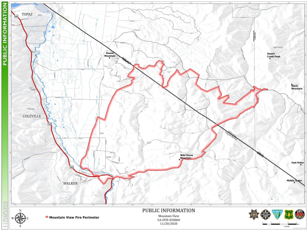 Ein Plakat, das eine detaillierte Wanderkarte zu einem Berggipfel zeigt, einschließlich Route, Sehenswürdigkeiten und unterstützendem Text mit Logos.