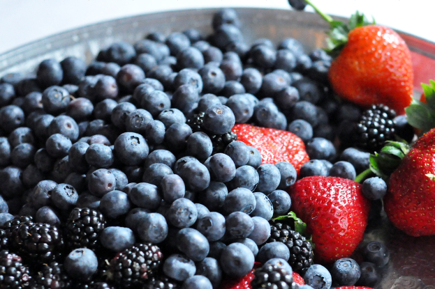 Ein Nahaufnahme von Brombeeren, Heidelbeeren und Erdbeeren.