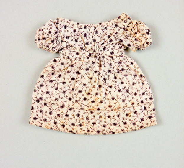 Weißes knielanges Sommerkleid mit rundem Halsausschnitt, kurzen Ärmeln und einem Volantrock, der ein komplexes mehrfarbiges Muster auf einer weißen Oberfläche aufweist.