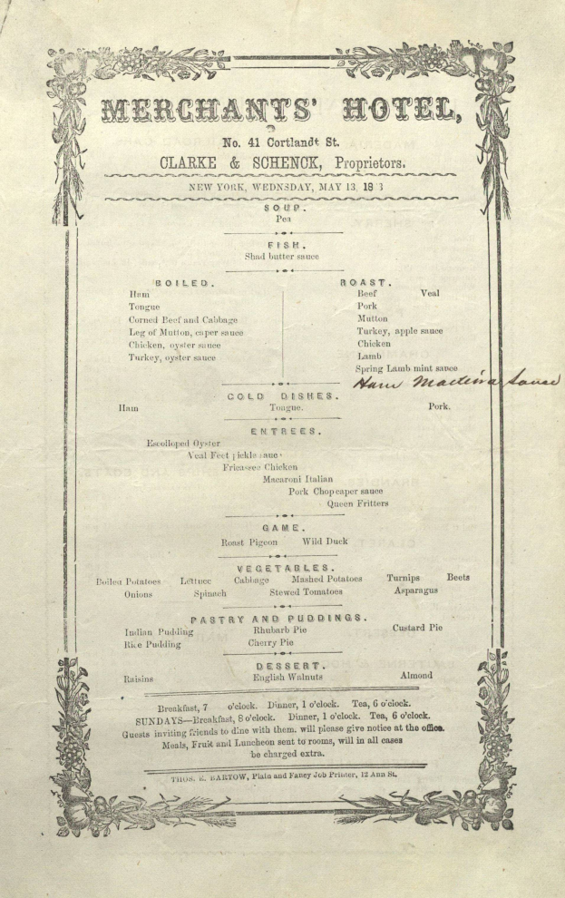 Ein altes Buch, das ein Menü eines Kaufmannshotels mit ordentlich sortierten Vorspeisen, Hauptgerichten, Desserts und Getränken in schwarzer Tinte auf einem weißen Hintergrund zeigt.
