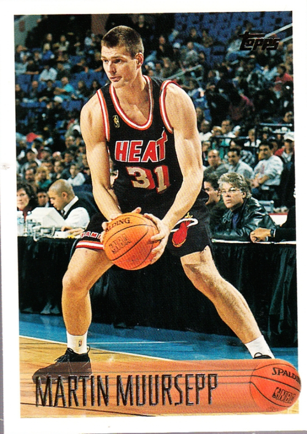 Martin Muirsepp, ein ehemaliger Spieler der Miami Heat, haltend einen Basketball mit Menschen und einem Tisch im Hintergrund und Text unten mit '1991-92 Topps Basketball Card'.