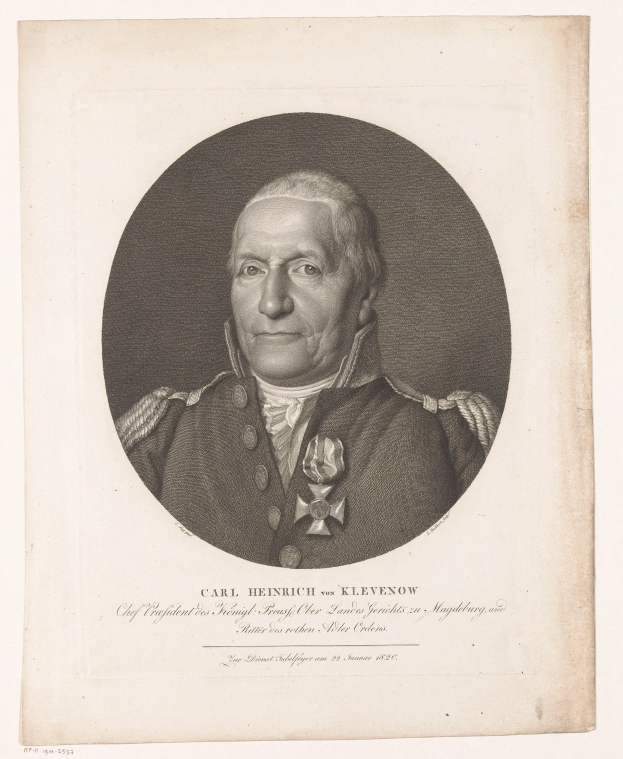 Schwarzes und weißes Porträtfoto des deutschen Generals Carl Heinrich von Klevenow in Uniform mit Text unten.