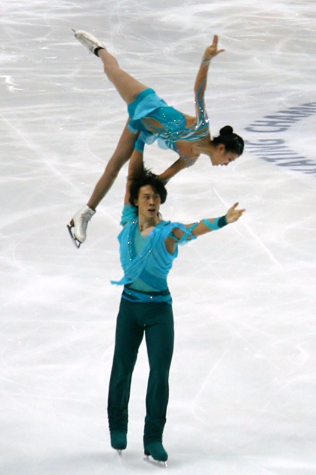 Zwei Eiskunstläufer in perfekter Harmonie auf einem Eisstadion