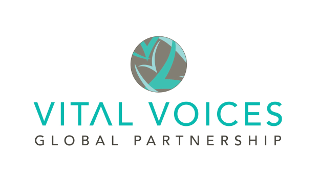 Logo der Vital Voices Global Partnership mit einer weißen Taube mit ausgebreiteten Flügeln in einem blauen und weißen Gradientenkreis, alles in einem dünnen schwarzen Rand auf einem weißen Hintergrund, mit dem Namen der Organisation in fetter schwarzer Schrift.