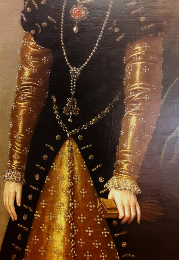 Gemälde einer Frau in einem goldenen Kleid mit hohem Halsausschnitt und langen Ärmeln, die eine Tasche hält.