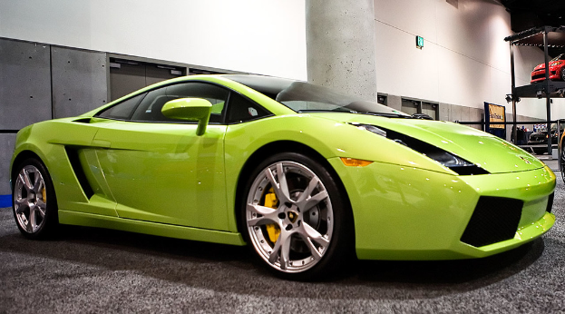 Ein Lamborghini-Sportwagen neben einer Säule geparkt.