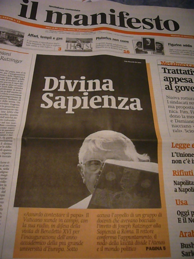 Eine Zeitung mit lesbarem Text in der Mitte des Bildes.