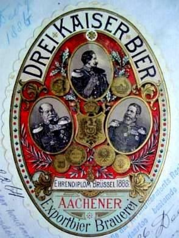 Altes deutsches Bier-Etikett mit drei Männern in traditioneller Kleidung, mit der Aufschrift "Drei Kaiser Bier", Unterschriften unten und einem Mann, der eine Bierflasche gegen einen hellblauen Hintergrund hält.