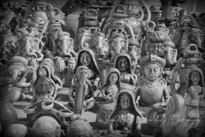 Mehrere Statuen von Ganesha sowie Figuren von Frauen und Männern sind auf diesem Bild zu sehen.