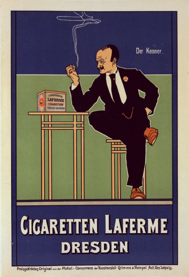 Ein Mann sitzt auf einem Stuhl und raucht eine Zigarette, mit einer Schachtel Zigaretten auf dem Tisch vor ihm und einem Plakat im Hintergrund, das "Cigarette Laferme Dresden" bewirbt.