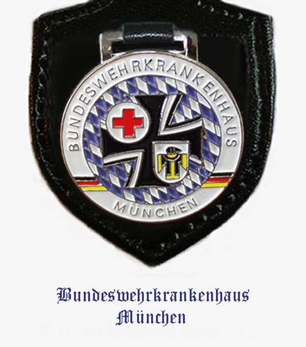 Schwarzes Lederabzeichen mit rotem Kreuz-Logo und "Bundeswehrkrankenhaus München"-Text.