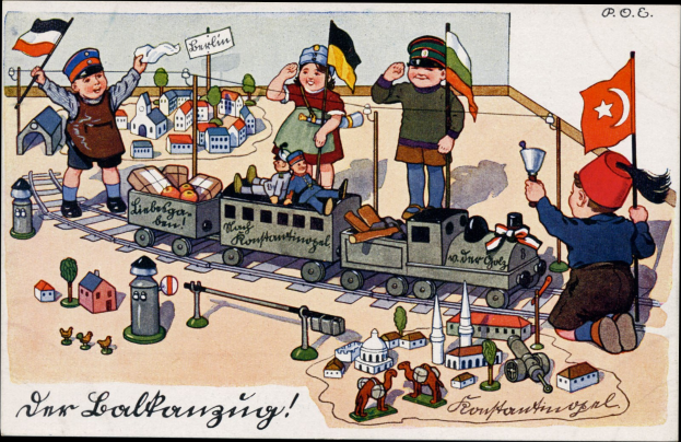 Kinder spielen mit einem Spielzeugebahn auf einem Eisenbahngeleise in einer Miniatur-Außenanlage mit Häusern, Bäumen und anderen Gegenständen, mit Text unten.