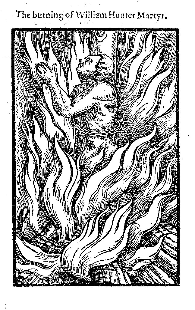 Schwarze und weiße Zeichnung einer Person, die von hellen orangefarbenen und gelben Flammen umgeben ist, mit verschränkten Händen und geschlossenen Augen, betitelt mit "Die Verbrennung von William Hunter Märtyrer" in fetter schwarzer Schrift.