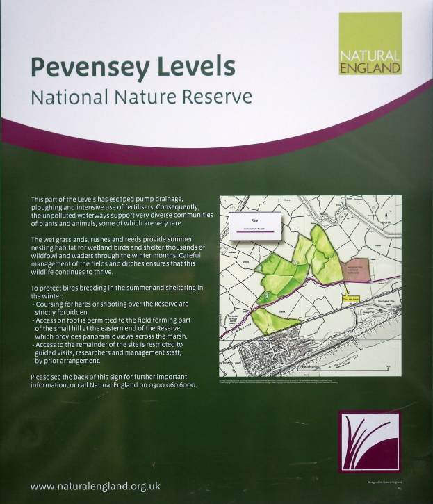 Plakat mit einer Karte der Pevensey Levels National Nature Reserve, mit Text und in Blautönen und Grünschattierungen koloriert.