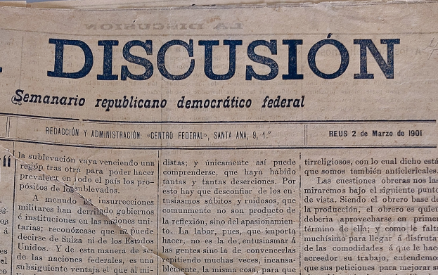 Gelblicher Zeitungsausschnitt mit der Überschrift "Semanario Repúblicano Democrático Federal" und dem Wort "Diskussion" darauf geschrieben, leicht zerknittert mit schwarzer Tinte.