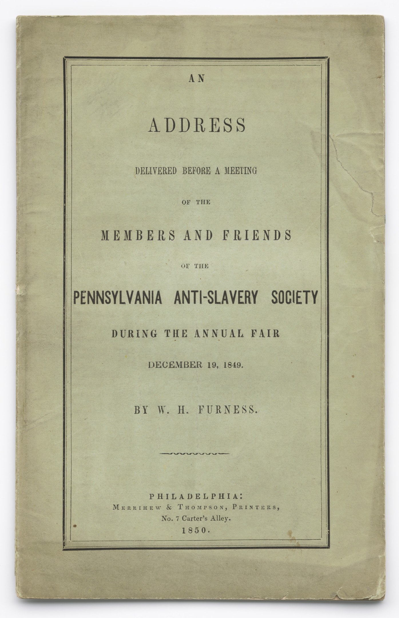 Ein Buch mit dem Titel "Eine Ansprache vor einer Versammlung der Mitglieder und Freunde der Pennsylvania Anti-Slavery Society während der jährlichen Messe" ist auf einer Seite mit schwarzer Tinte aufgeschrieben.
