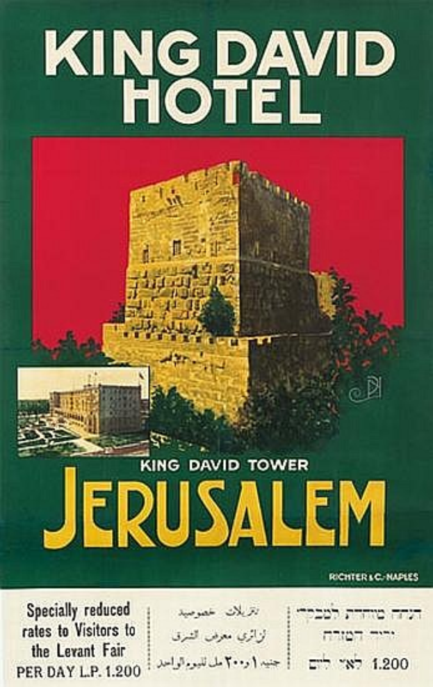 Ein Plakat, das das King David Hotel in Jerusalem bewirbt und ein Bild des Gebäudes sowie Text zeigt, der die Hotelmerkmale beschreibt.