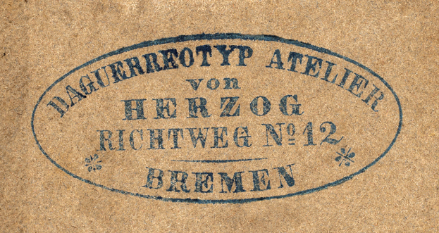 Ein brauner Papiertüte mit einem blauen Stempel, auf dem "Bremen" steht.