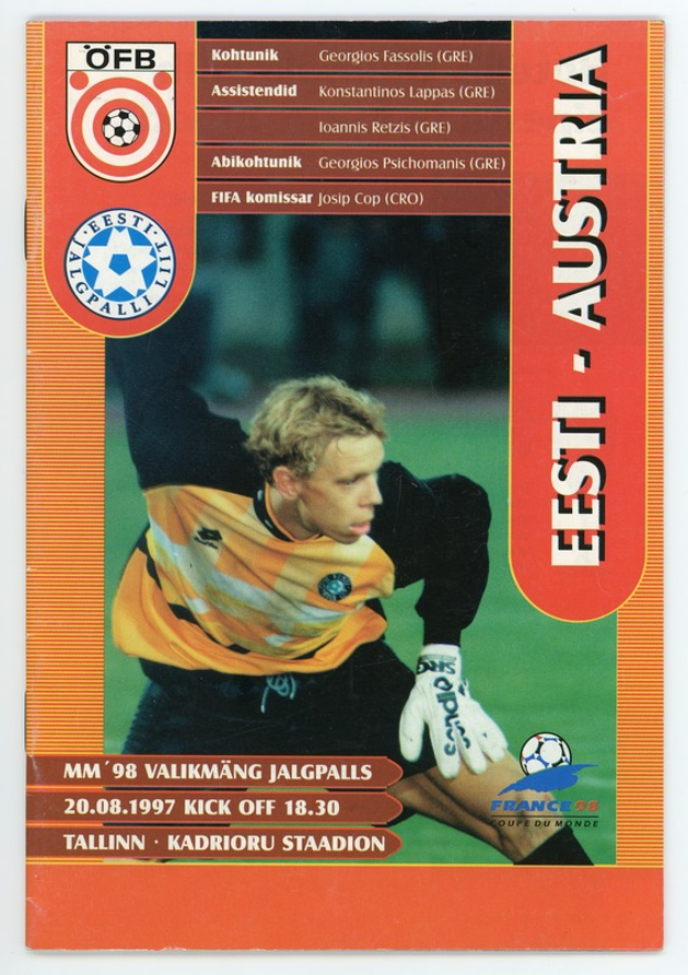 Eine Fußballkarte von der FIFA-Weltmeisterschaft 1998 in Deutschland, die einen Spieler in einem Trikot mit entschlossener Miene zeigt, vor einem hellblauen Himmel mit weißen Wolken.