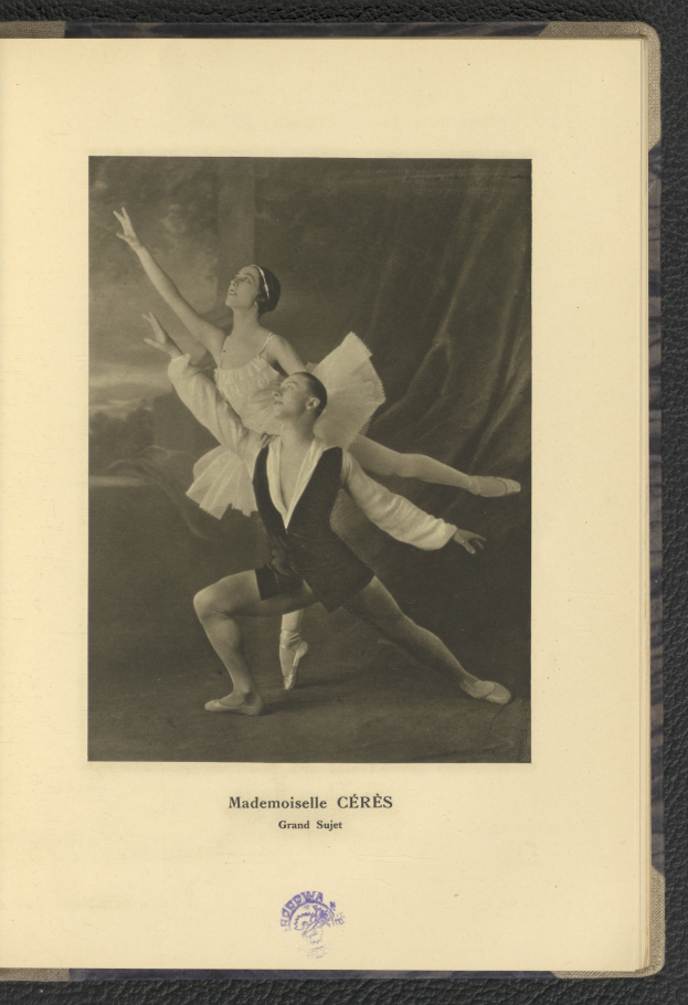 Ein Schwarz-Weiß-Foto eines Mannes und einer Frau in Ballettkleidung, die perfekt synchron tanzen, wobei der Mann ein weißes Tutu trägt und die Frau ein pinkes Kleid trägt, mit Text am unteren Bildrand.