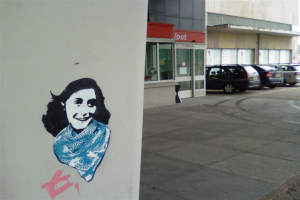 Ein Gemälde an einer Wand mit Autos davor