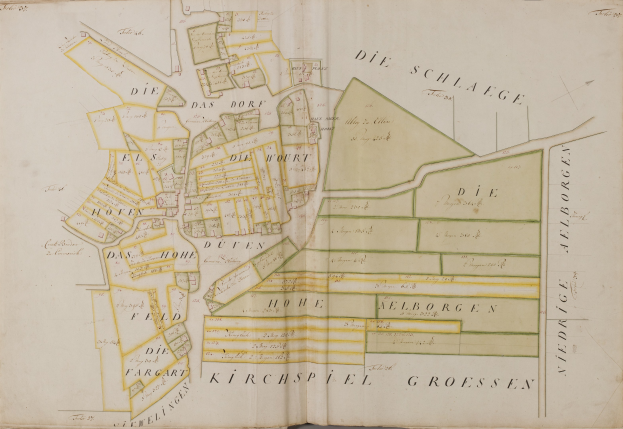 Altes Buch mit einem detaillierten Stadtplan von Hamburg, Deutschland, einschließlich Straßen, Gebäuden und Sehenswürdigkeiten, begleitet von beschreibendem Text.