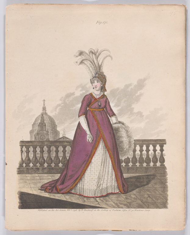 Frau in einem purpurfarbenen und weißen Kleid mit einem Federkopfschmuck, die an einem Geländer steht, mit einem Gebäude und Wolken im Hintergrund, beschriftet mit "Mode von New York, New York Street, 1790."