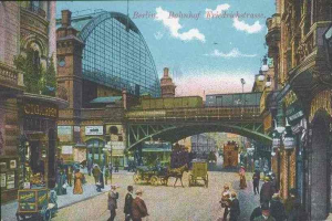 Alte Ansichtskarte zeigt eine belebte Stadtstraße in Berlin, Deutschland mit Fußgängern, Pferdewagen, Gebäuden, Laternen, einer Brücke und einem bewölkten Himmel mit Text oben.