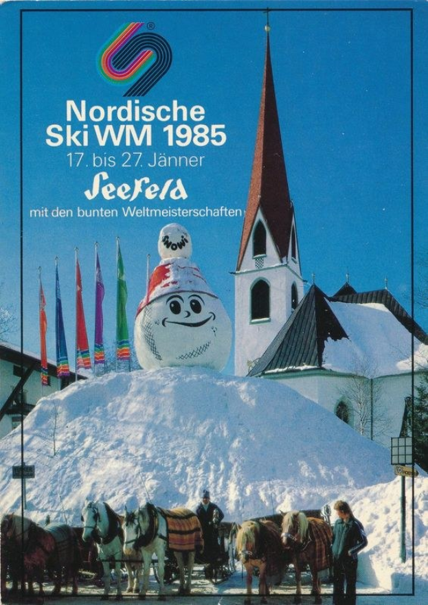 Plakat für die Nordischen Ski-Weltmeisterschaften 1985 in Seefeld, Schweiz, das eine verschneite Landschaft mit Skifahrern, Pferden, Stangen, Flaggen, Gebäuden, Bäumen und Text vor einem Himmel zeigt.