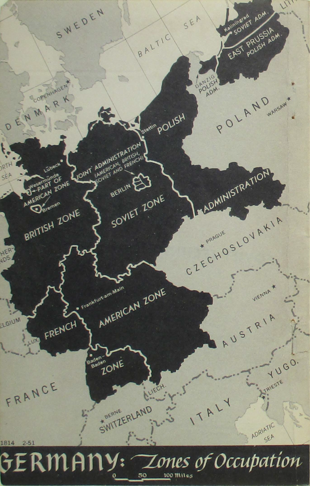 Eine Deutschlandkarte mit unterschiedlich farbigen Besatzungszonen, beschriftet mit Städten, Dörfern und geografischen Merkmalen.