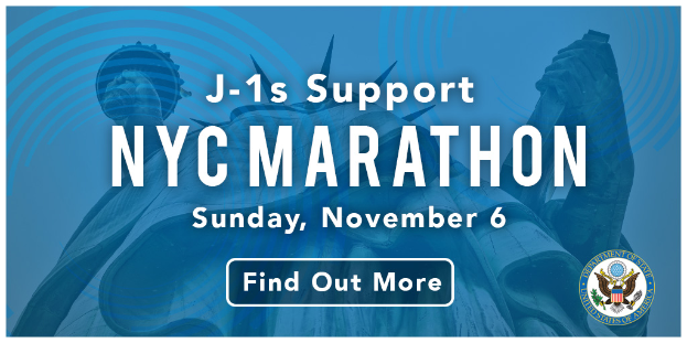 Ein Plakat, das den NYC Marathon bewirbt, mit dem Text "j-1s unterstützen NYC Marathon" und dem Logo des Events, das am Sonntag, den 6. November stattfindet.