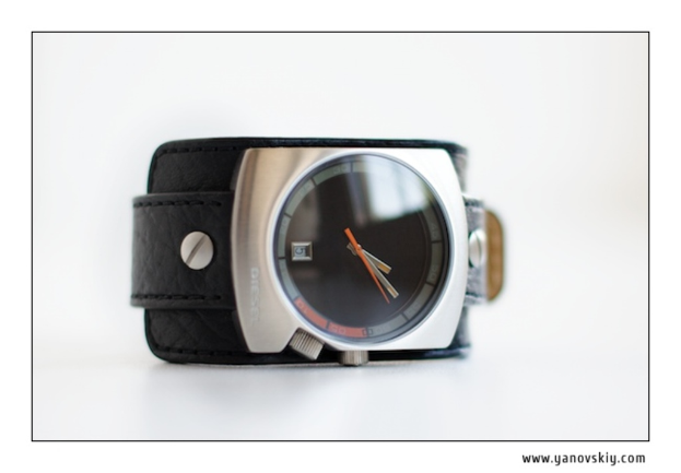 Ein bearbeitetes Bild mit einer Uhr, zwei berufsbezogenen Gegenständen und einem Lederriemen, mit Text in der unteren rechten Ecke.