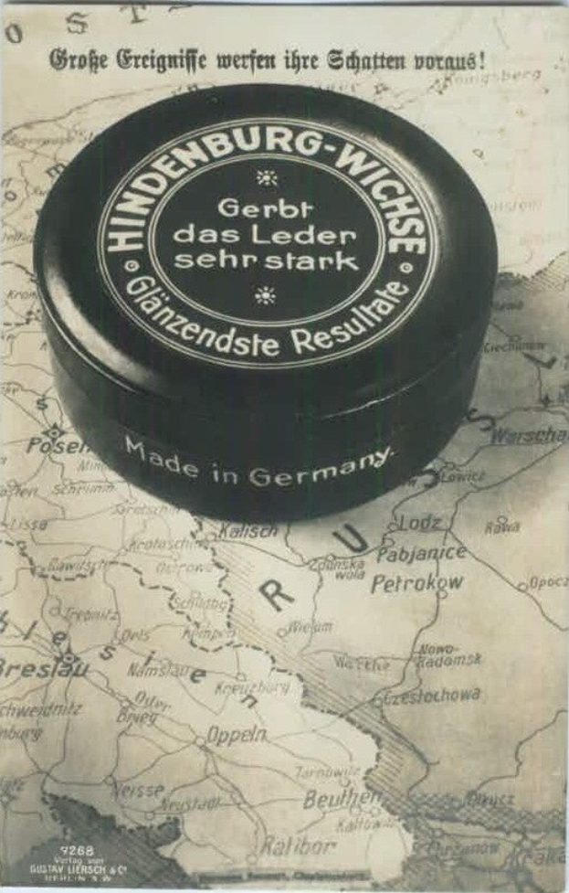 Schwarz-weißes Foto einer Kiste mit der Aufschrift "Hindenburg-Wiche, Deutschland" mit einer Landkarte im Hintergrund.