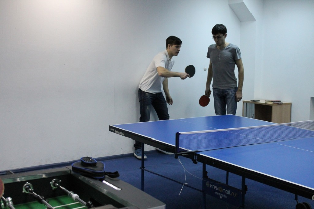 Zwei Personen spielen Tischtennis.