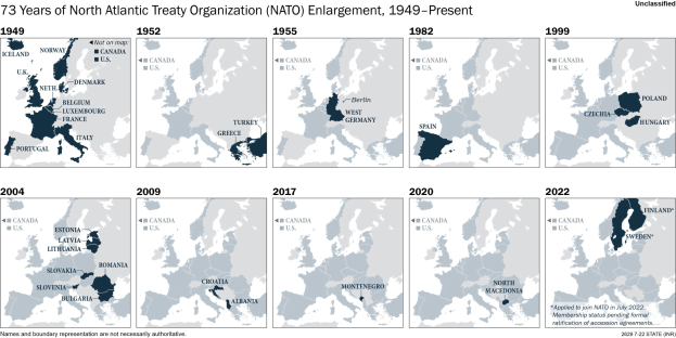 Karte veranschaulicht die Erweiterung der NATO von 1949 bis heute, wobei die Regionen farblich nach dem Jahr des Beitritts codiert sind.