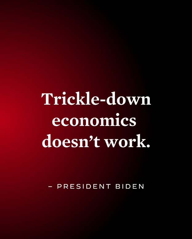 Plakat mit fettem schwarzem Text "Trickle-Down Economics Doesn't Work" auf weißem Hintergrund, umrandet von einem schmalen schwarzen Rand, begleitet von einem Zitat des Präsidenten Biden.