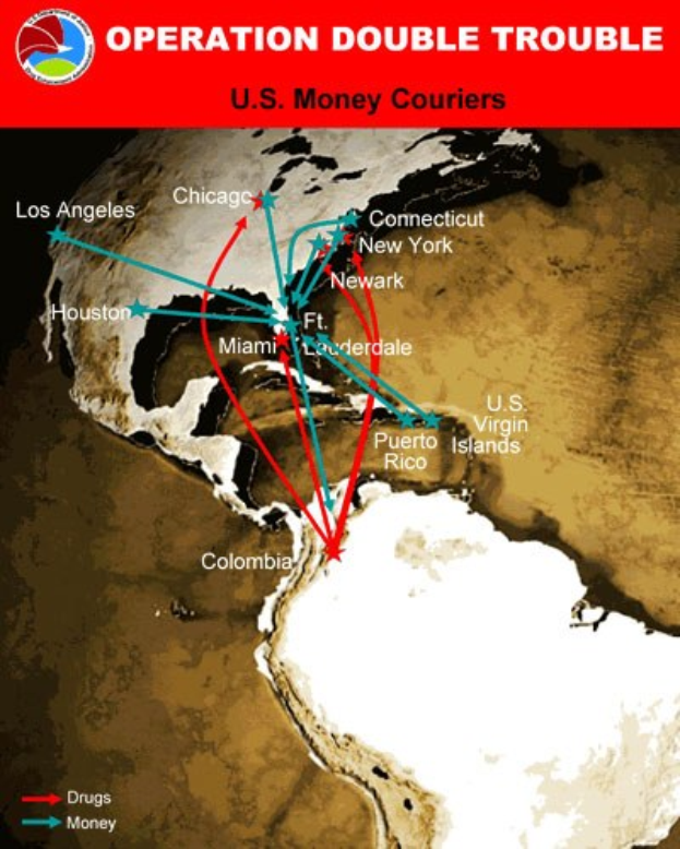Plakat mit der Überschrift "Operation Double Trouble: US-Geldkurier" mit einer Karte der USA, die in zwei Abschnitte unterteilt ist: Der obere zeigt die Route der US-Geldkurier, und der untere zeigt ihre Standorte mit fetter schwarzer Schrift auf einem weißen Rand.