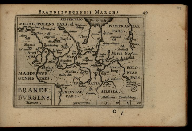 Ein altes Buch mit einem schwarzen Hintergrund, das eine detaillierte Karte der Brandenburg-Region in Deutschland zeigt, einschließlich geografischer Merkmale wie Flüsse, Berge und Städte, mit begleitendem Text, der zusätzliche Informationen bietet.