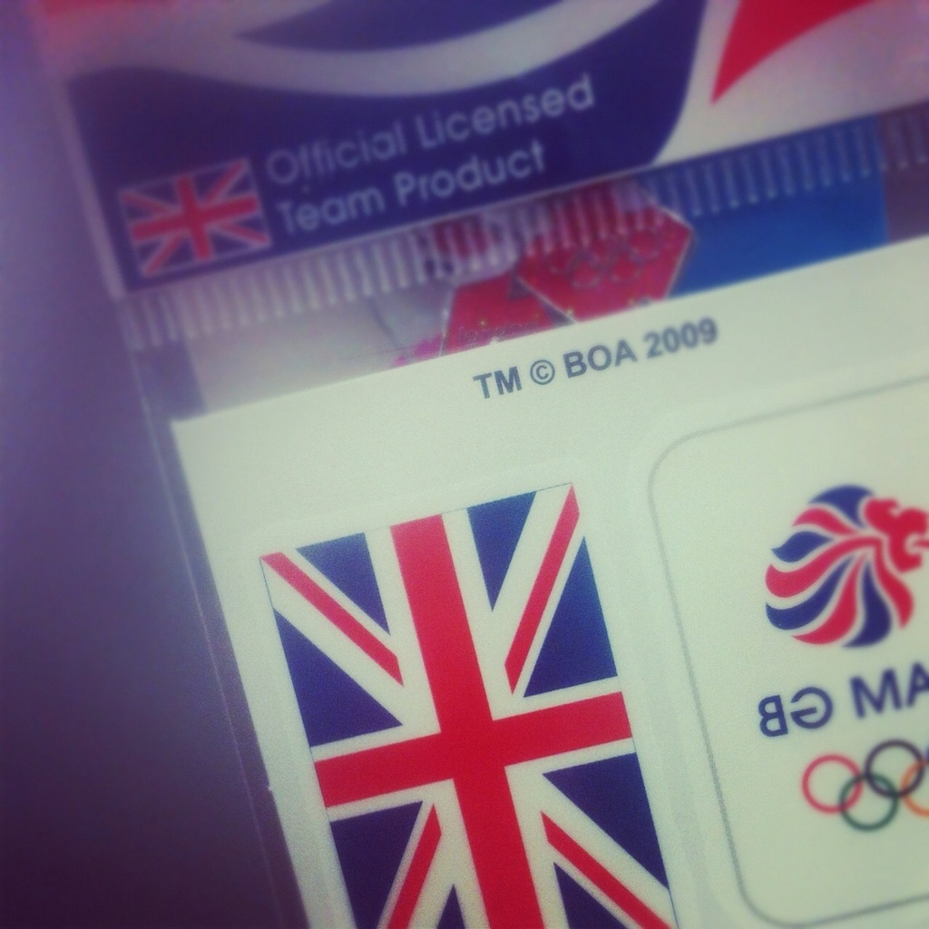 Nahaufnahme eines Personalausweises mit amerikanischer Flagge und dem Text "Critical Licence" auf der Vorderseite.