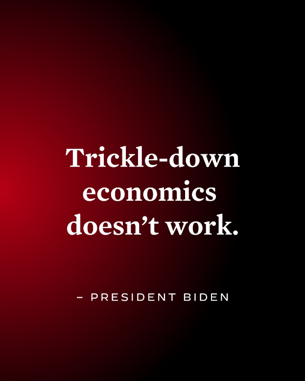 Ein Plakat mit fetter, schwarzer Schrift, die "Trickle-Down Economics Doesn't Work" auf einem weißen Hintergrund liest, von einem dünnen schwarzen Rand eingerahmt, begleitet von einem Zitat des Präsidenten Biden.